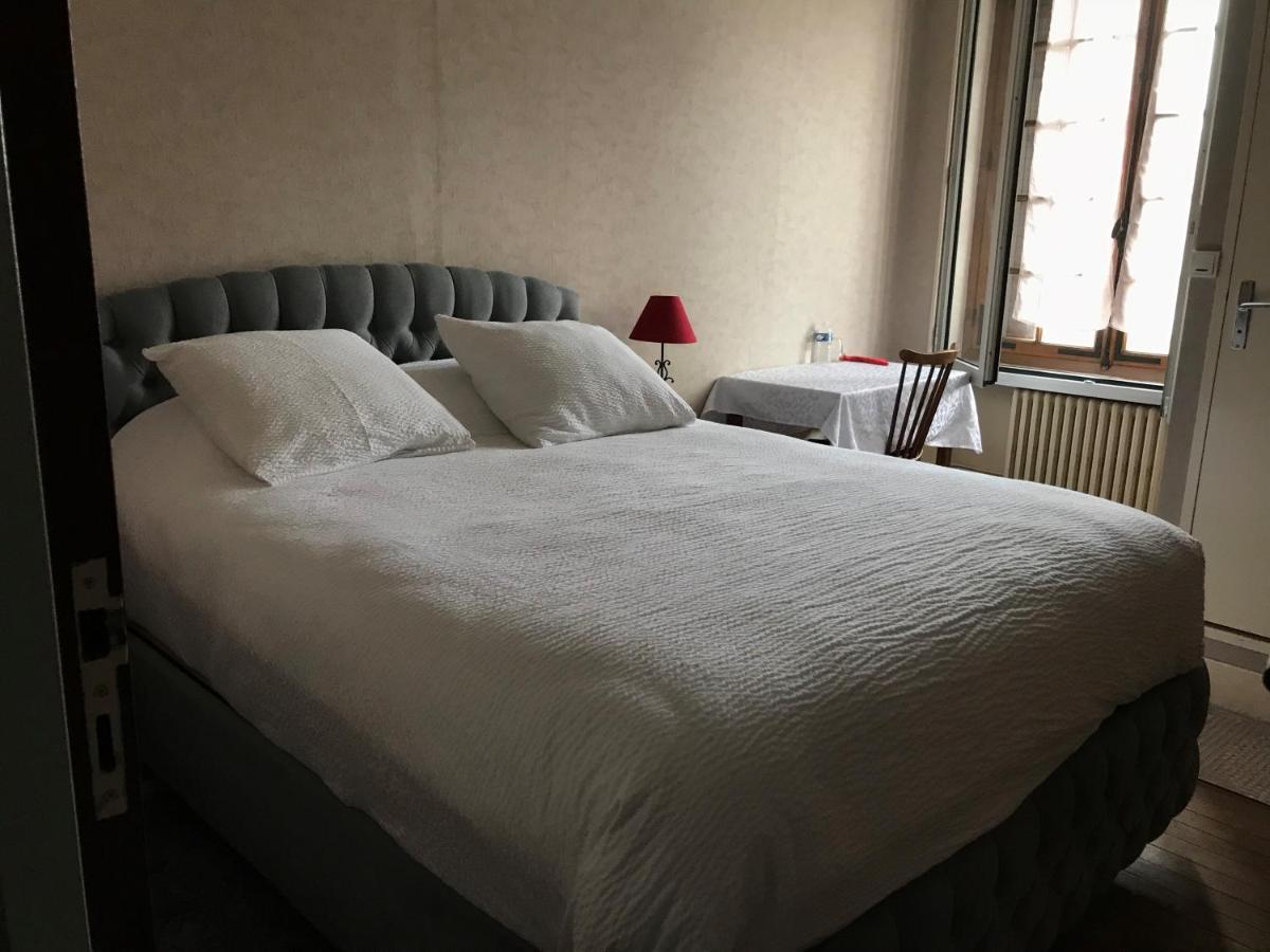 Logis Le Cheval Blanc Hotel Saint-Just  ภายนอก รูปภาพ